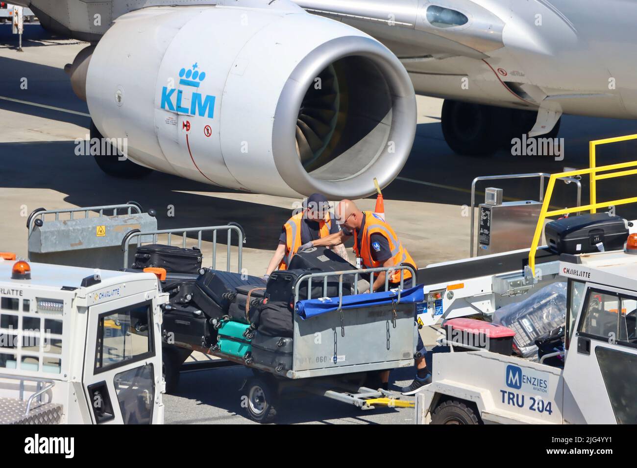Airplane loading luggage hi-res stock photography and images - Alamy