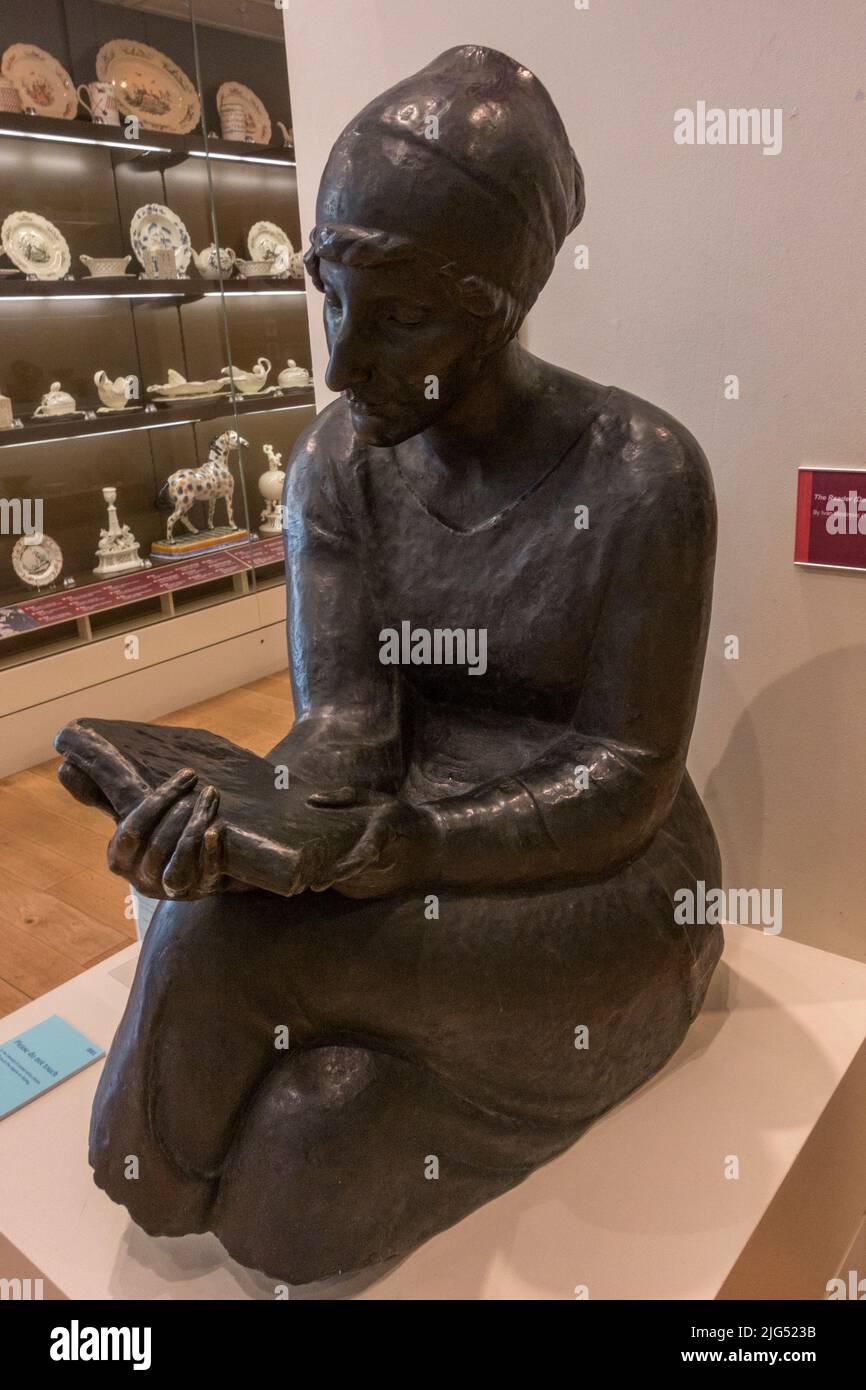'The Reader' (Dorothy Una Ratcliffe) bronze sculpture by Ivan Mestrovic )1919) on display in the UK. Stock Photo