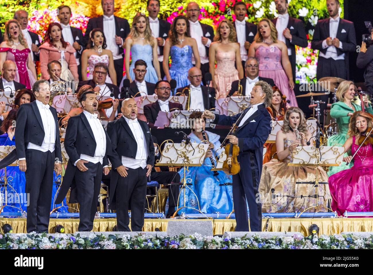 2022-07-07 21:14:07 MAASTRICHT - Violinist Andre Rieu during a concert at the Vrijthof. It is the start of a whole series of concerts on the Maastricht square. ANP KIPPA MARCEL VAN HOORN netherlands out - belgium out Stock Photo