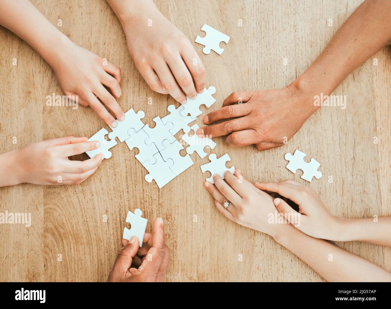 Puzzle building hi-res stock photography and images - Alamy