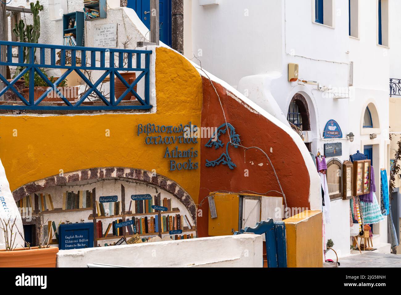 Oia, Santorini, Grece, Apr. 2022 – Famous typical bookstore Atlantis books Stock Photo