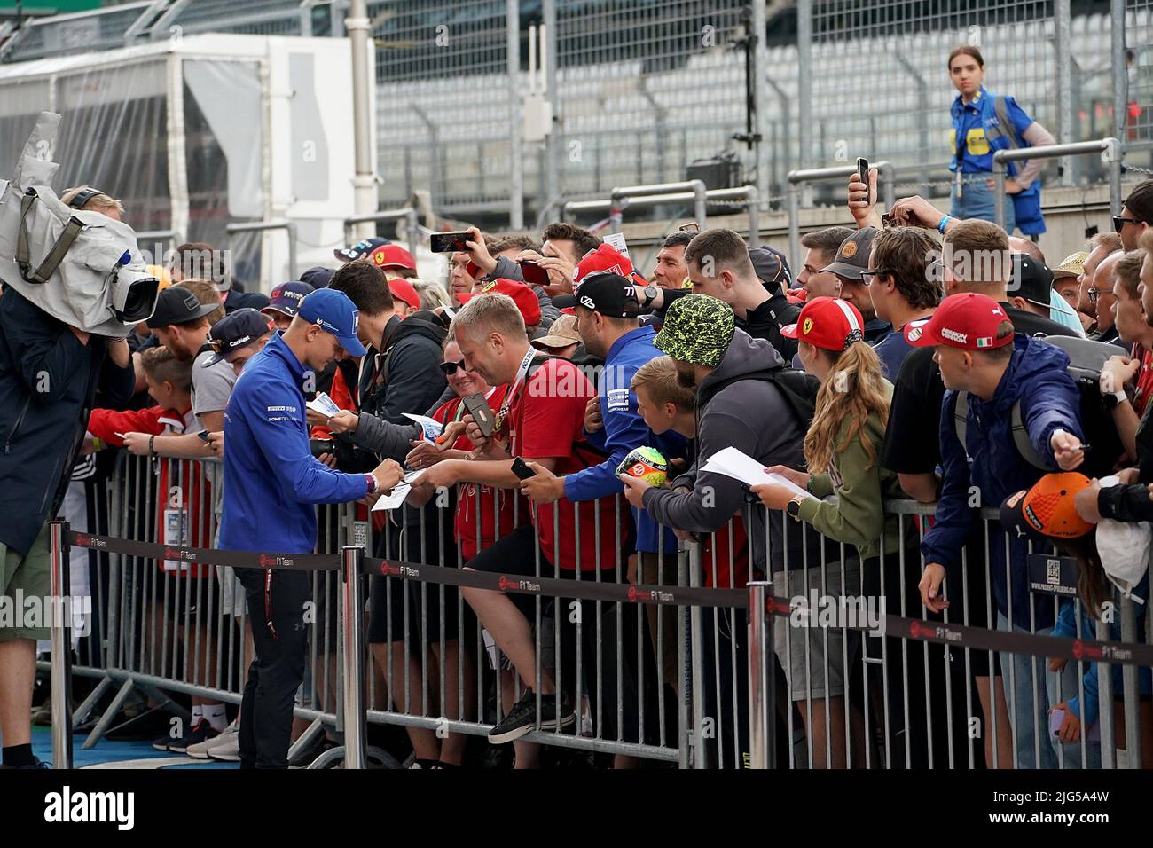 07.07.2022, Red Bull Ring , Spielberg, Formula 1 BWT Grosser Preis von Österreich 2022&#xA; , im Bild&#xA;Mick Schumacher (DEU), Haas F1 Team unterschreibt Autogramme fur die wartenden Fans. Stock Photo
