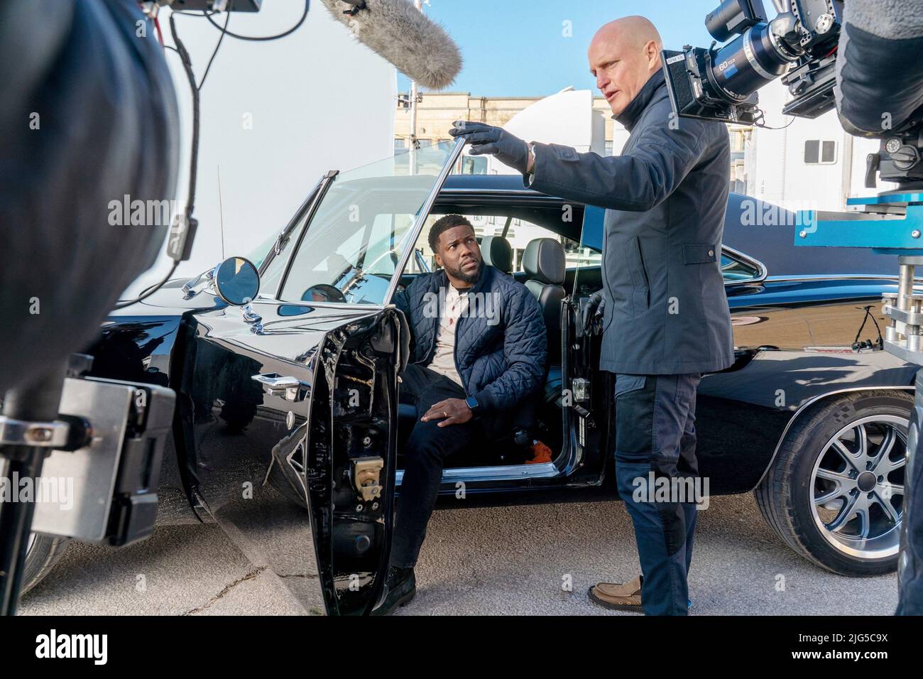THE MAN FROM TORONTO From Left Kevin Hart Woody Harrelson On Set THE MAN FROM TORONTO From Left Kevin Hart Woody Harrelson On Set