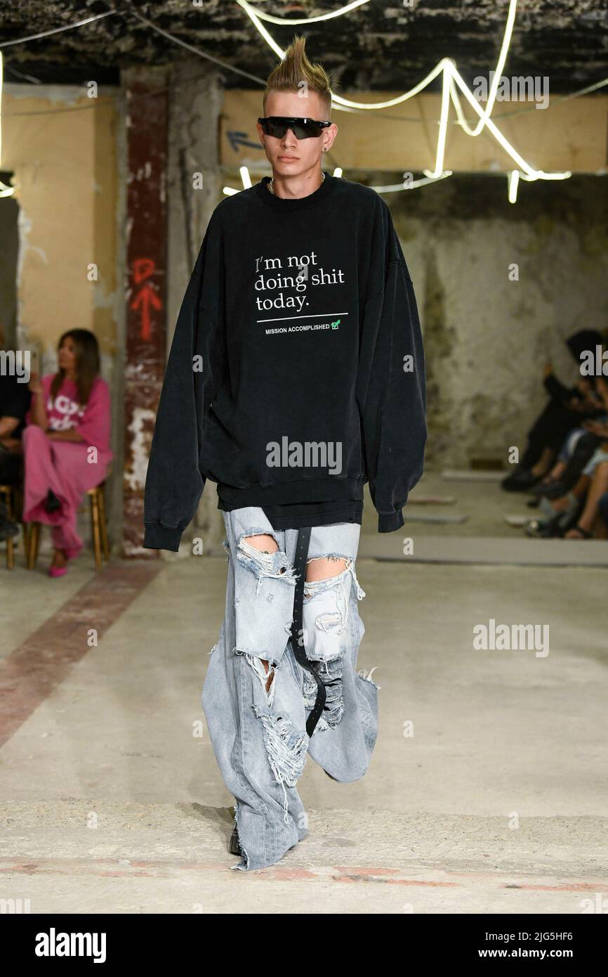 Paris, Frankreich. 07th July, 2022. VETEMENTS Spring 2023 ready to wear  runway during Paris Fashion Week. Paris, France. 07/07/2022 Credit:  dpa/Alamy Live News Stock Photo - Alamy