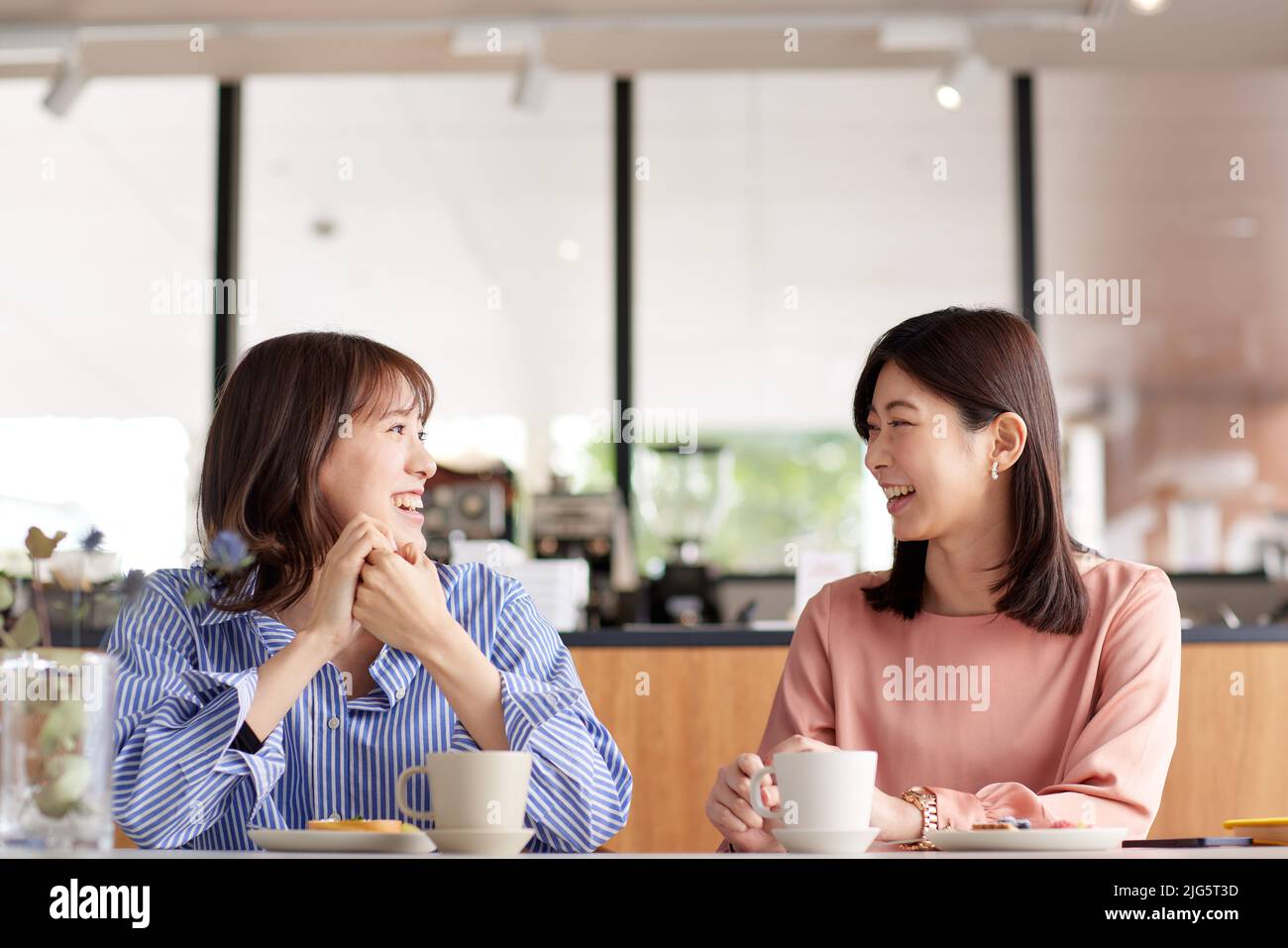 Japanese women at a cafe Stock Photo - Alamy