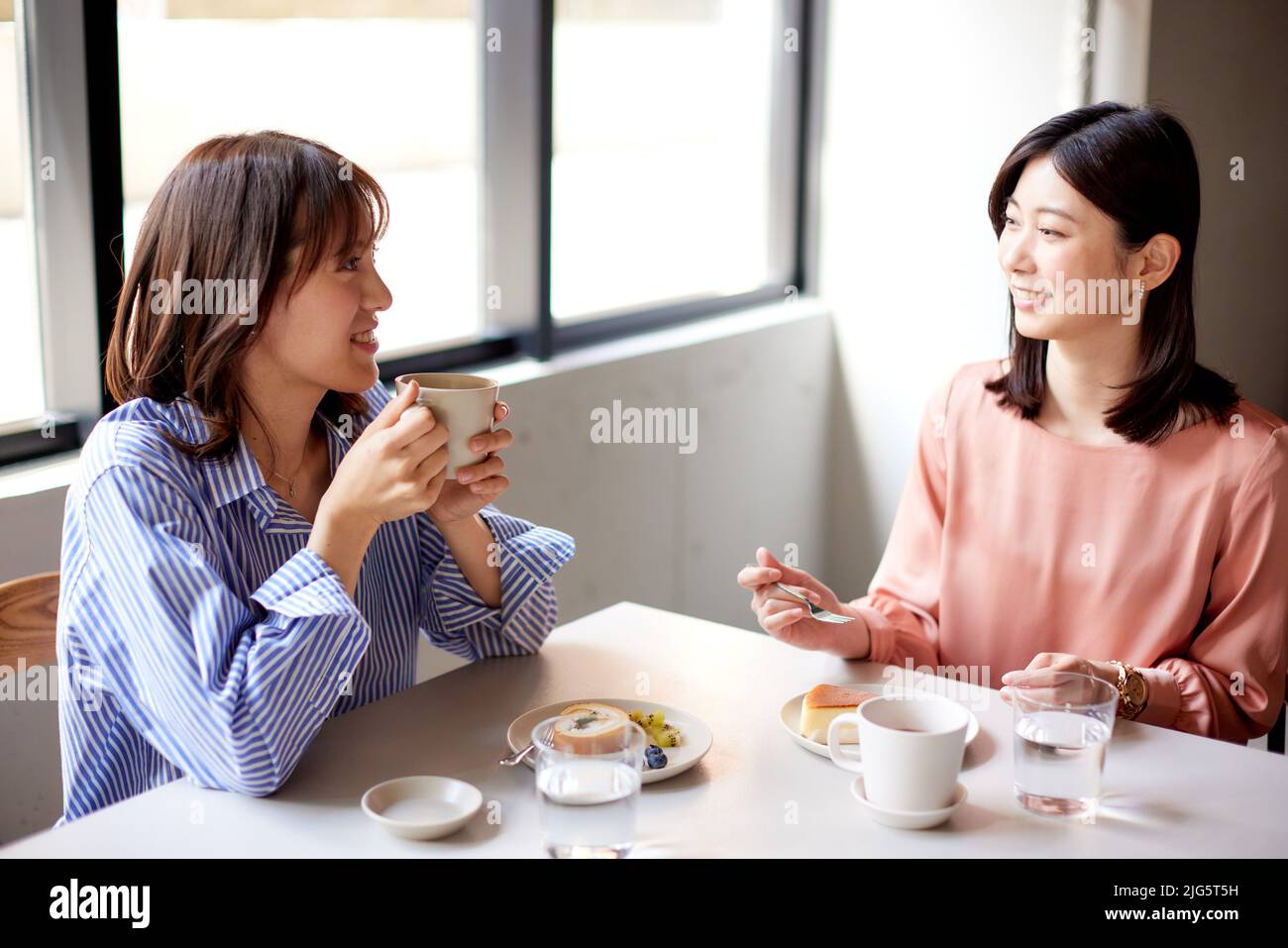 Japanese women at a cafe Stock Photo - Alamy