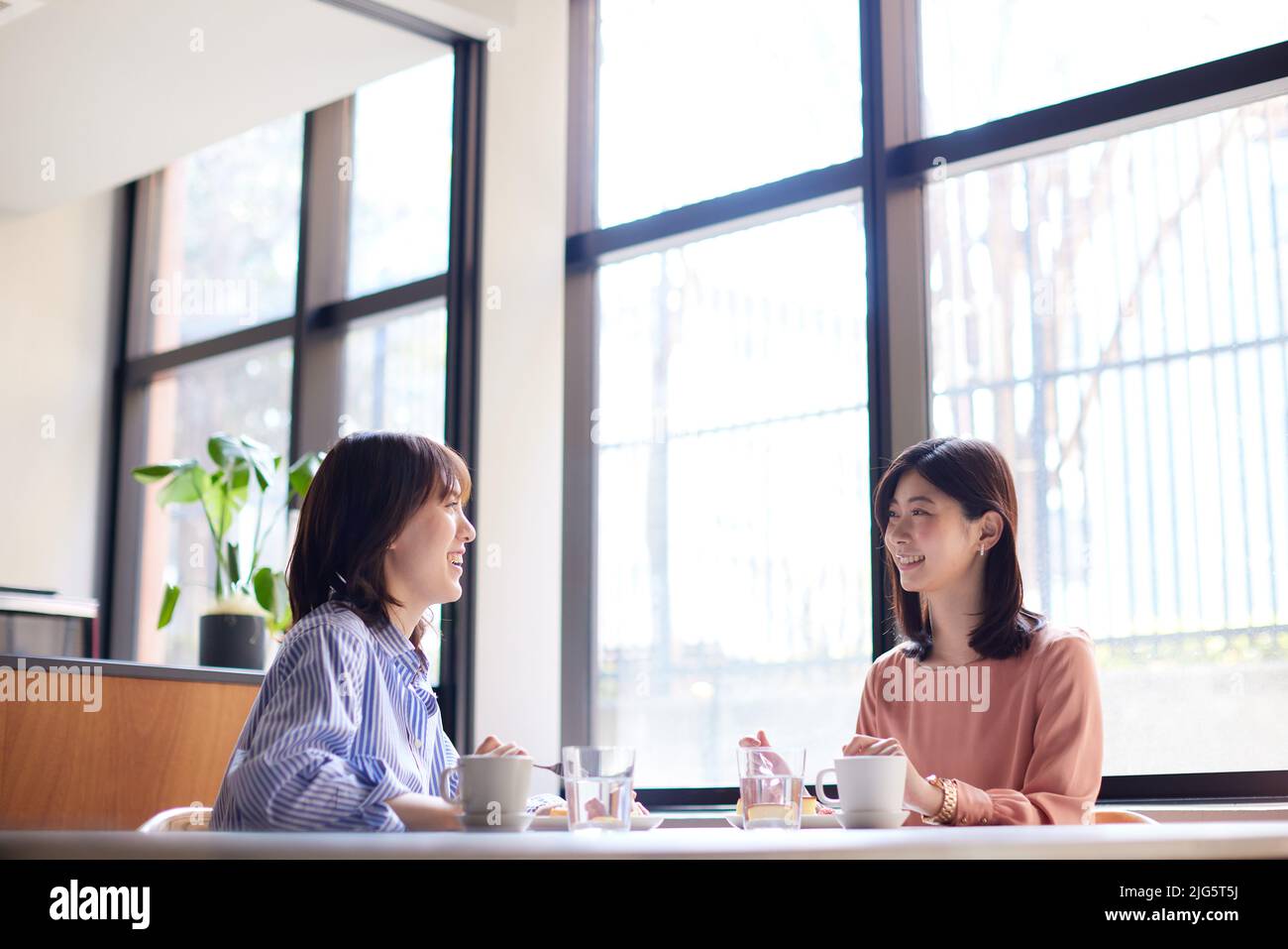 Japanese women at a cafe Stock Photo - Alamy
