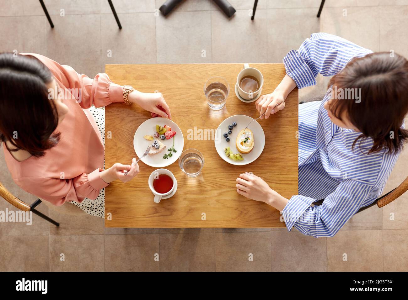 Japanese women at a cafe Stock Photo - Alamy