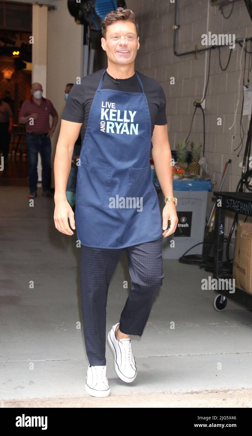 Kelly Ripa, Ryan Seacrest cook off on Live with Kelly & Ryan in Live ...