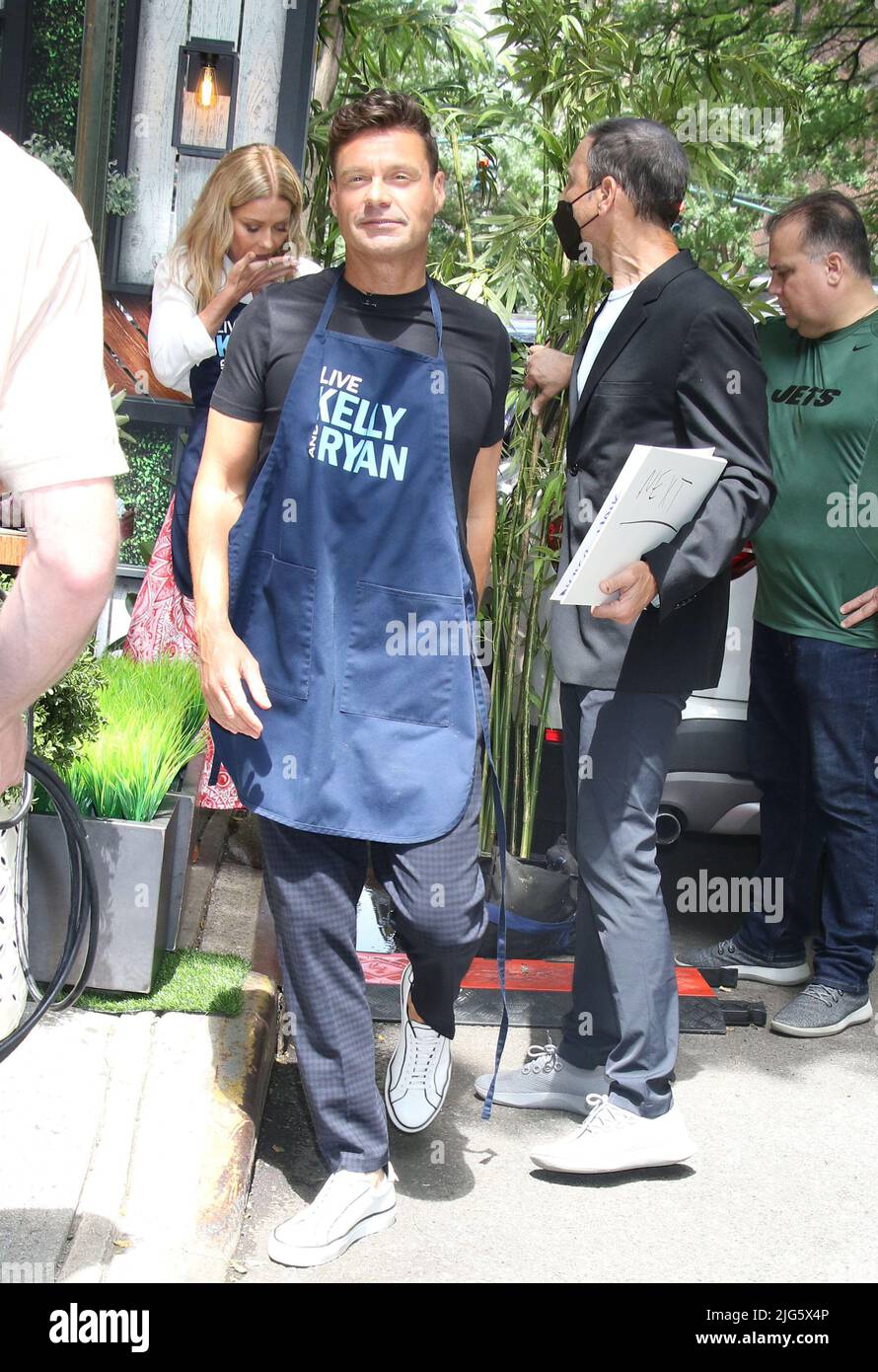 Kelly Ripa, Ryan Seacrest cook off on Live with Kelly & Ryan in Live ...