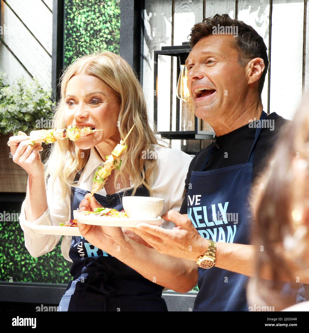 Kelly Ripa, Ryan Seacrest cook off on Live with Kelly & Ryan in Live