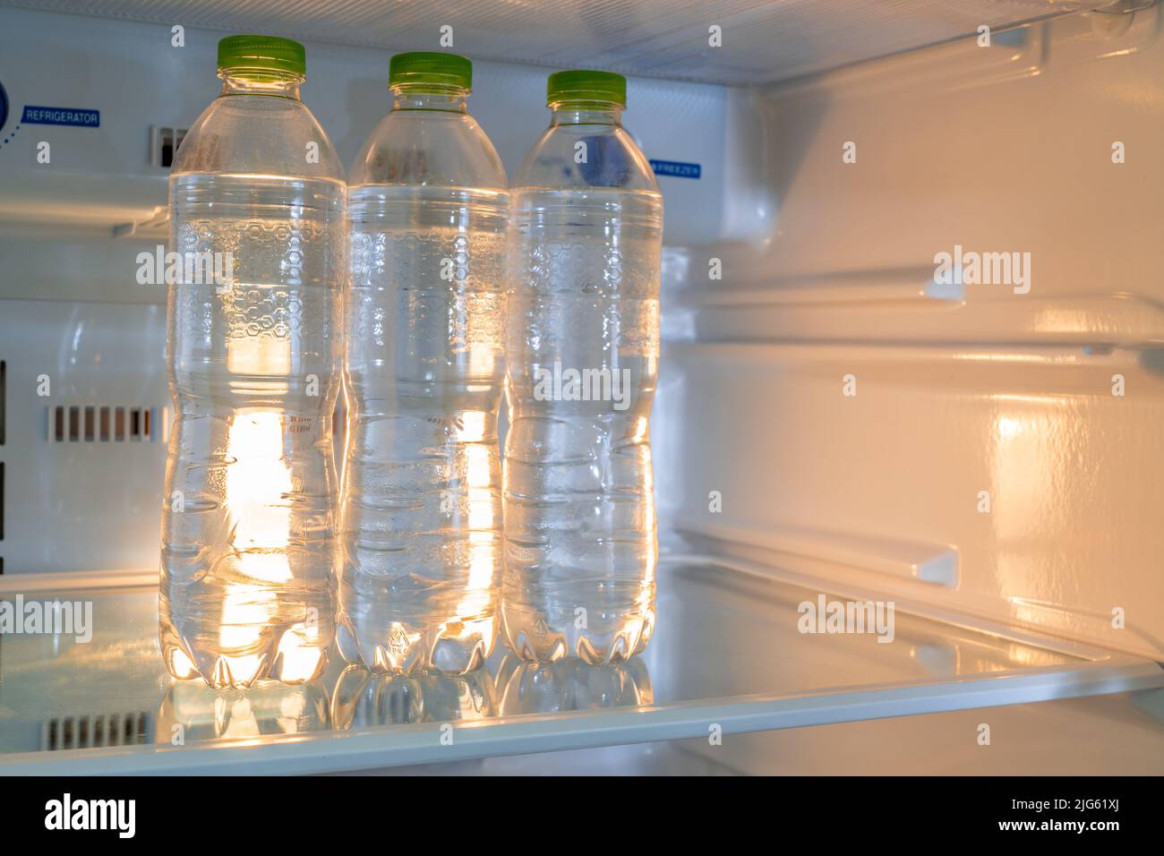 https://c8.alamy.com/comp/2JG61XJ/cold-bottles-of-clean-drinking-water-in-a-white-refrigerator-2JG61XJ.jpg