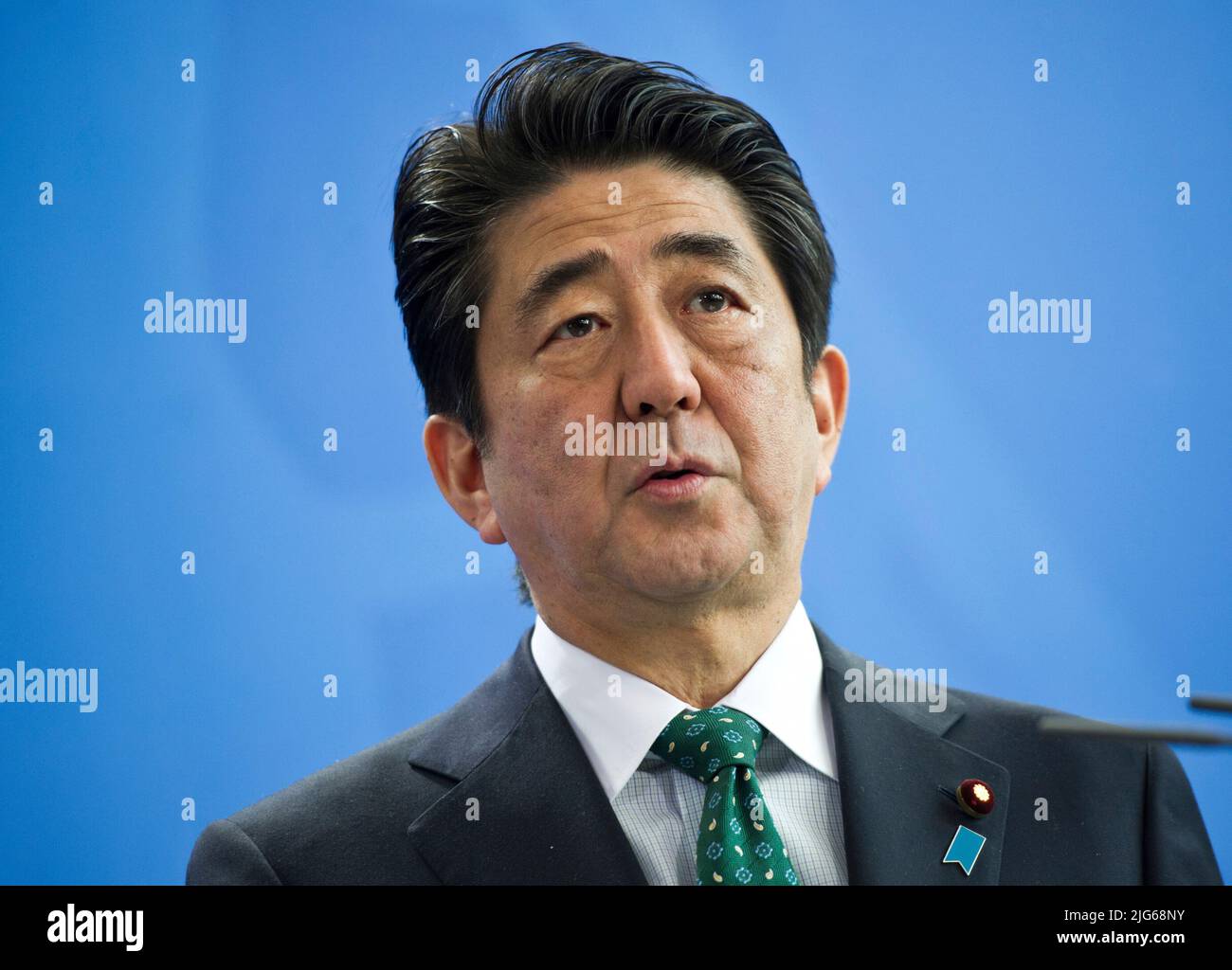 Berlin, Deutschland. 08th July, 2022. ARCHIVE PHOTO: A 41-year-old attacked former Japanese Prime Minister Shinzo Abe in open Stravue. Abe's condition is critical. Prime Minister Shinzo ABE (Japan) Joint press briefing by the Japanese Prime Minister and the Federal Chancellor in the Federal Chancellery in Berlin, Germany on April 30, 2014 ¬ Credit: dpa/Alamy Live News Stock Photo