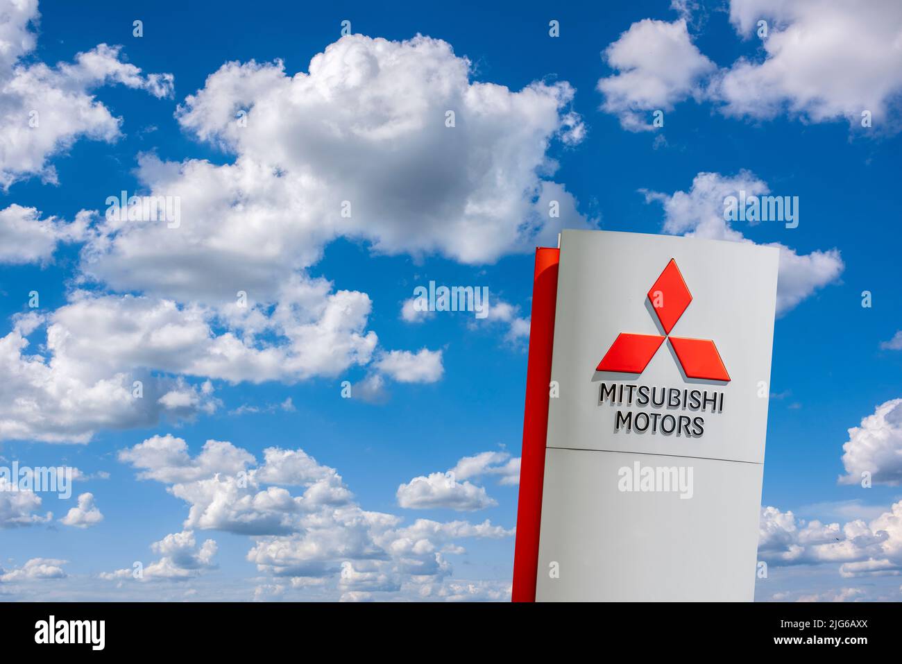 Werbeschild der Firma MITSUBISHI MOTORS Stock Photo