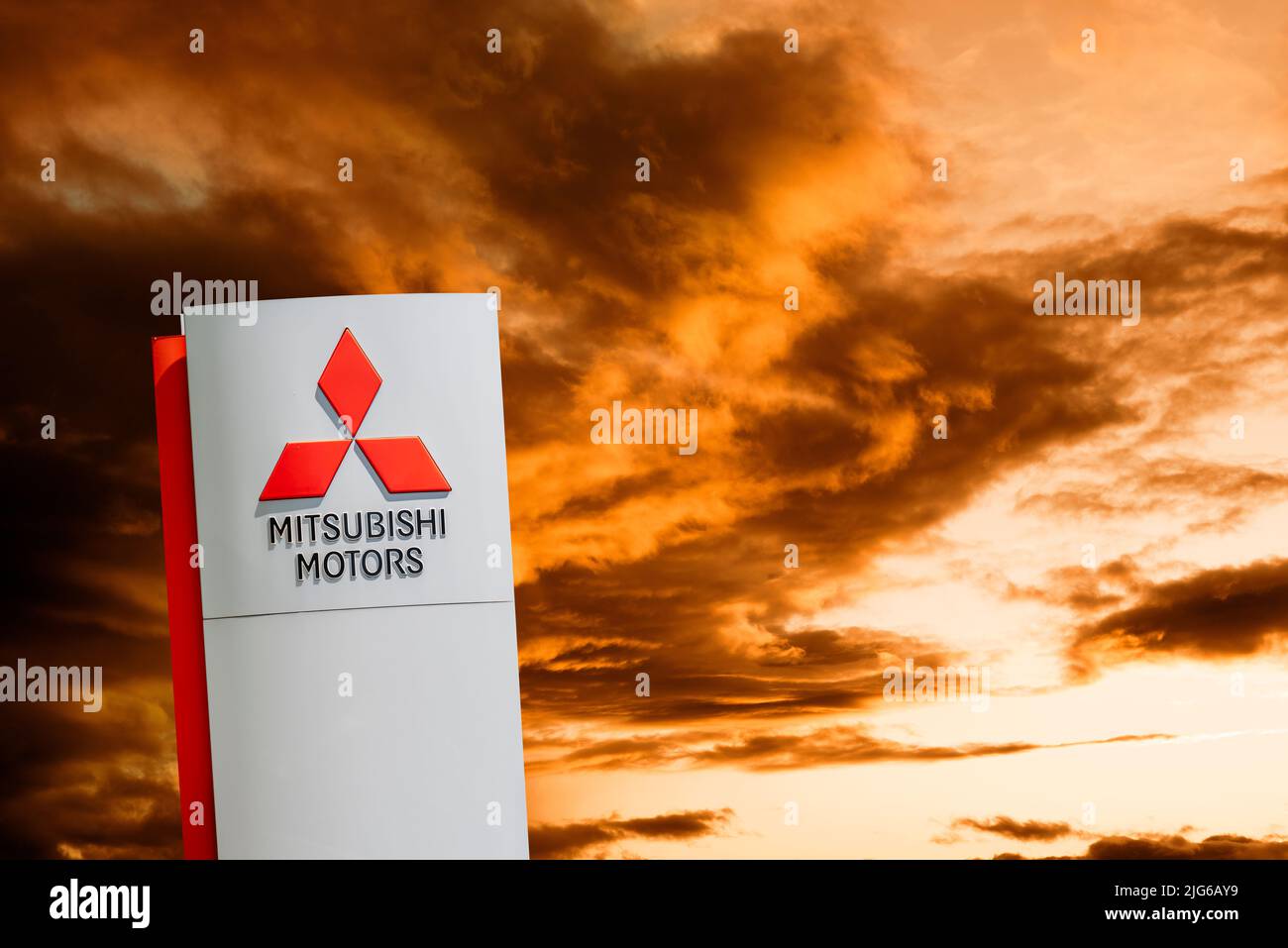 Werbeschild der Firma MITSUBISHI MOTORS Stock Photo