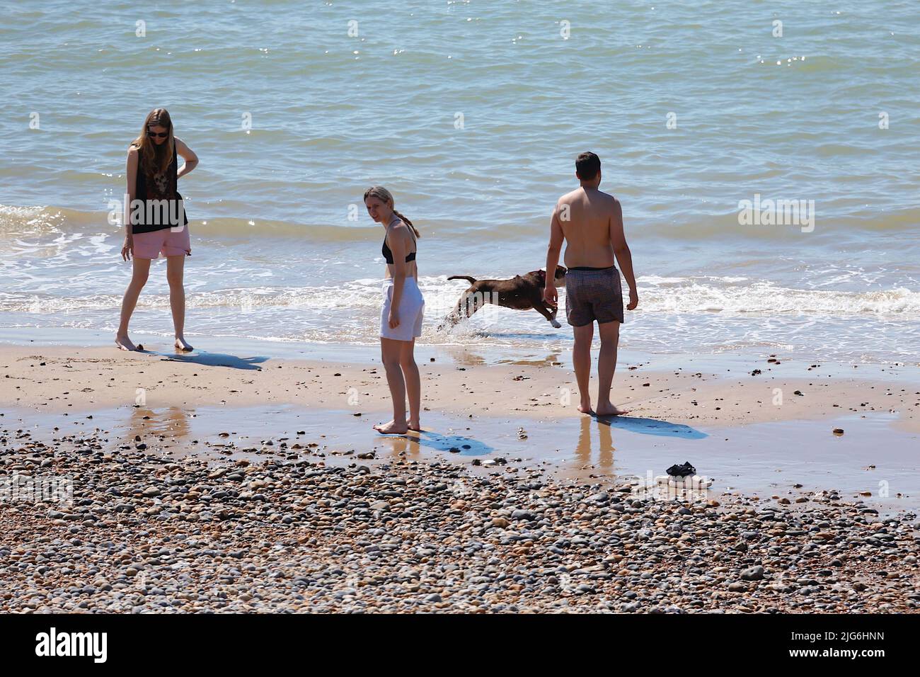 Hastings, East Sussex, UK. 08 Jul, 2022. UK Weather: Very hot and sunny at the seaside town of Hastings in East Sussex as Brits enjoy the very hot weather today and is expected to reach 29c in some parts of the UK. Photo Credit: Paul Lawrenson /Alamy Live News Stock Photo