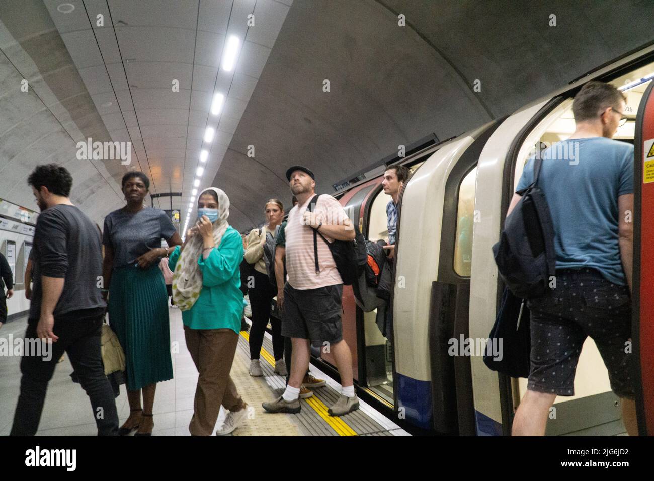 London, UK, 7 July 2022: Covid cases are rising dramatically at the moment, particularly the new BA.4 and BA.5 variants of omicron. With no official advice to wear face masks in crowded spaces most London commuters on the tube remain mask-free. Anna Watson/Alamy Live News Stock Photo
