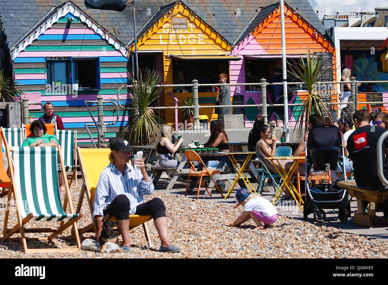Hastings, East Sussex, UK. 08 Jul, 2022. UK Weather: Very hot and sunny at the seaside town of Hastings in East Sussex as Brits enjoy the very hot weather today and is expected to reach 29c in some parts of the UK. Busy seaside cafe. Photo Credit: Paul Lawrenson /Alamy Live News Stock Photo