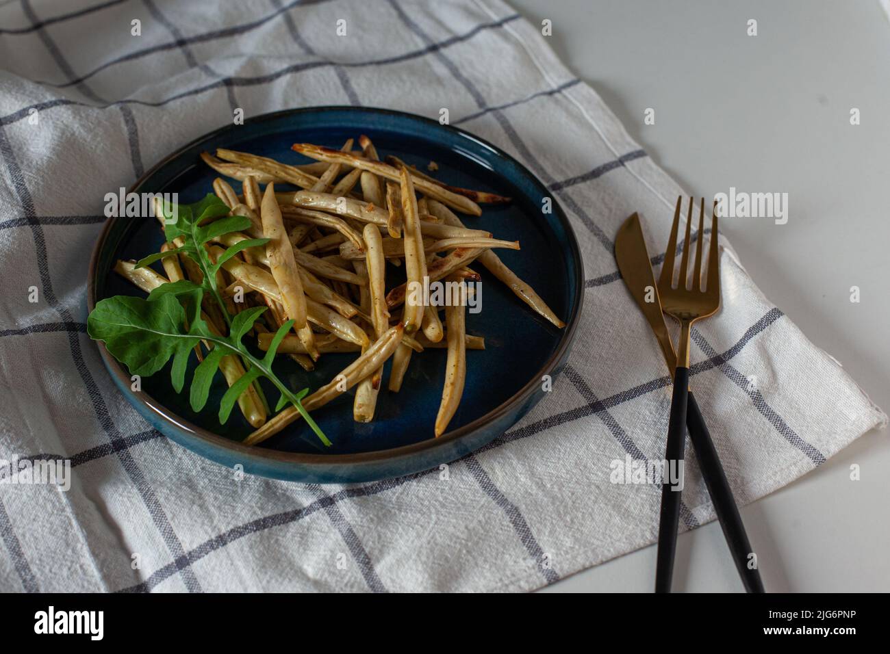 Roasted chargrilled green beans with fresh arugula Stock Photo Alamy