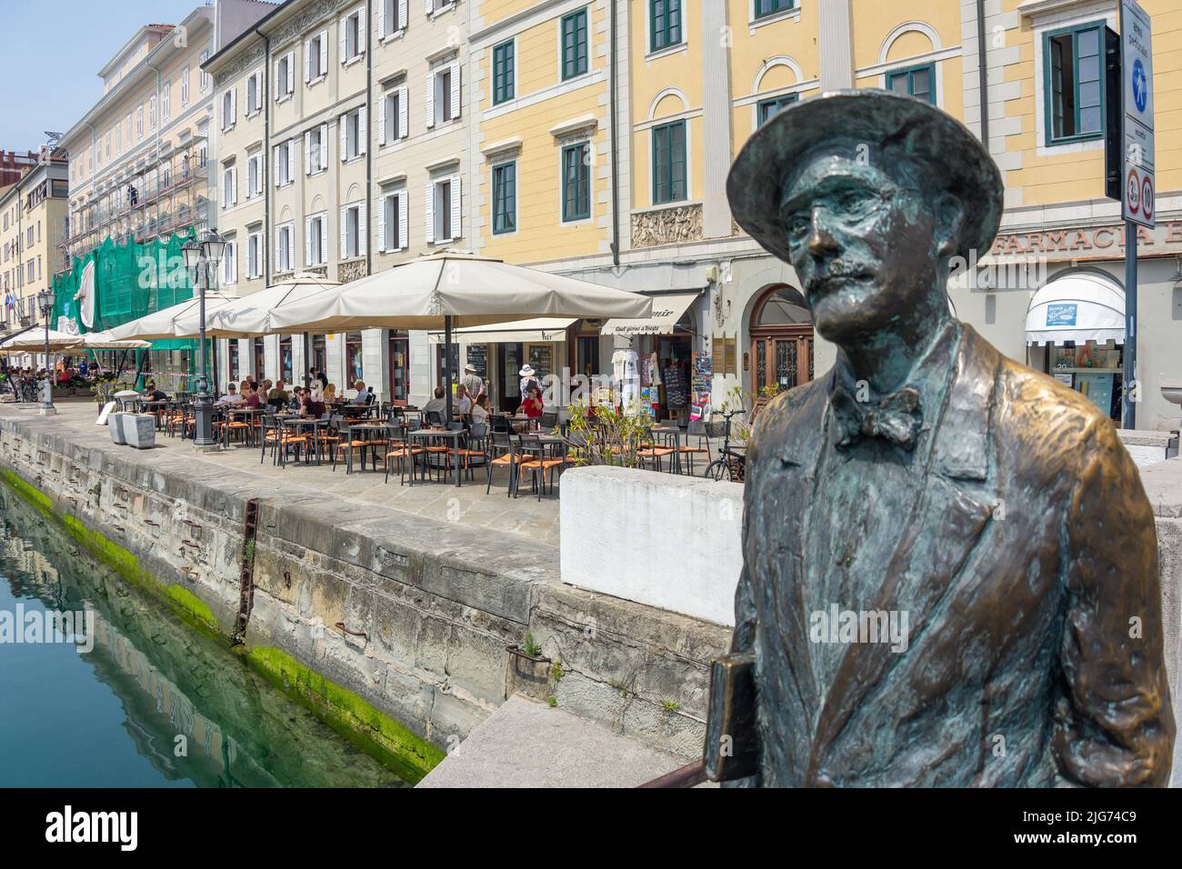 James joyce statue hi-res stock photography and images - Alamy