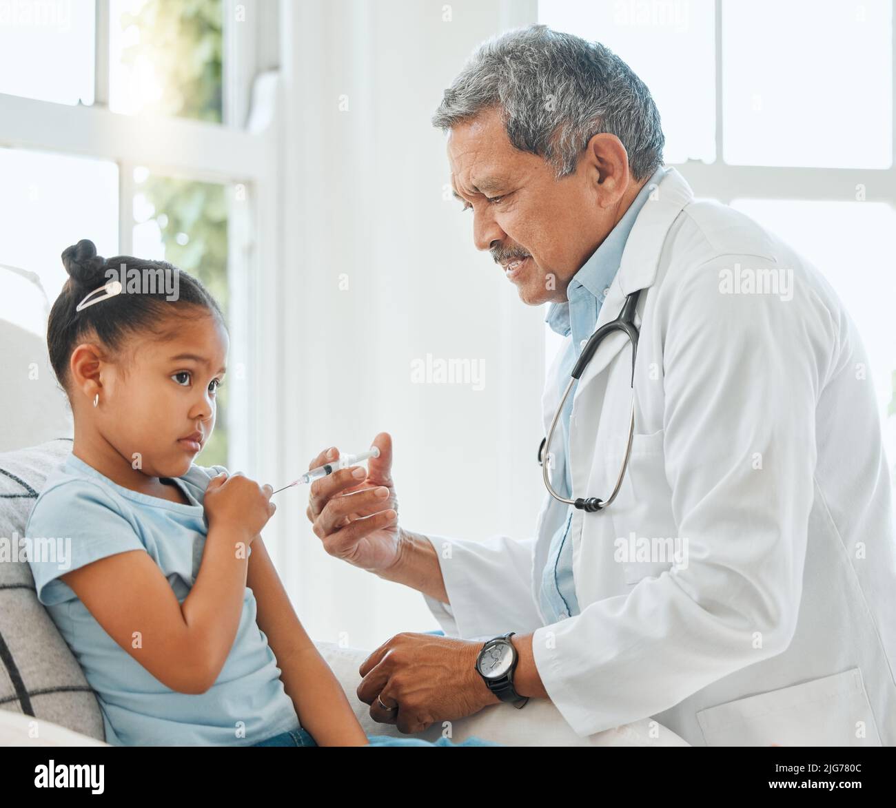 L'enfant Joue Au Médecin. La Fille Fait Une Piqûre à Un Jouet Image stock -  Image du injection, soin: 209792635