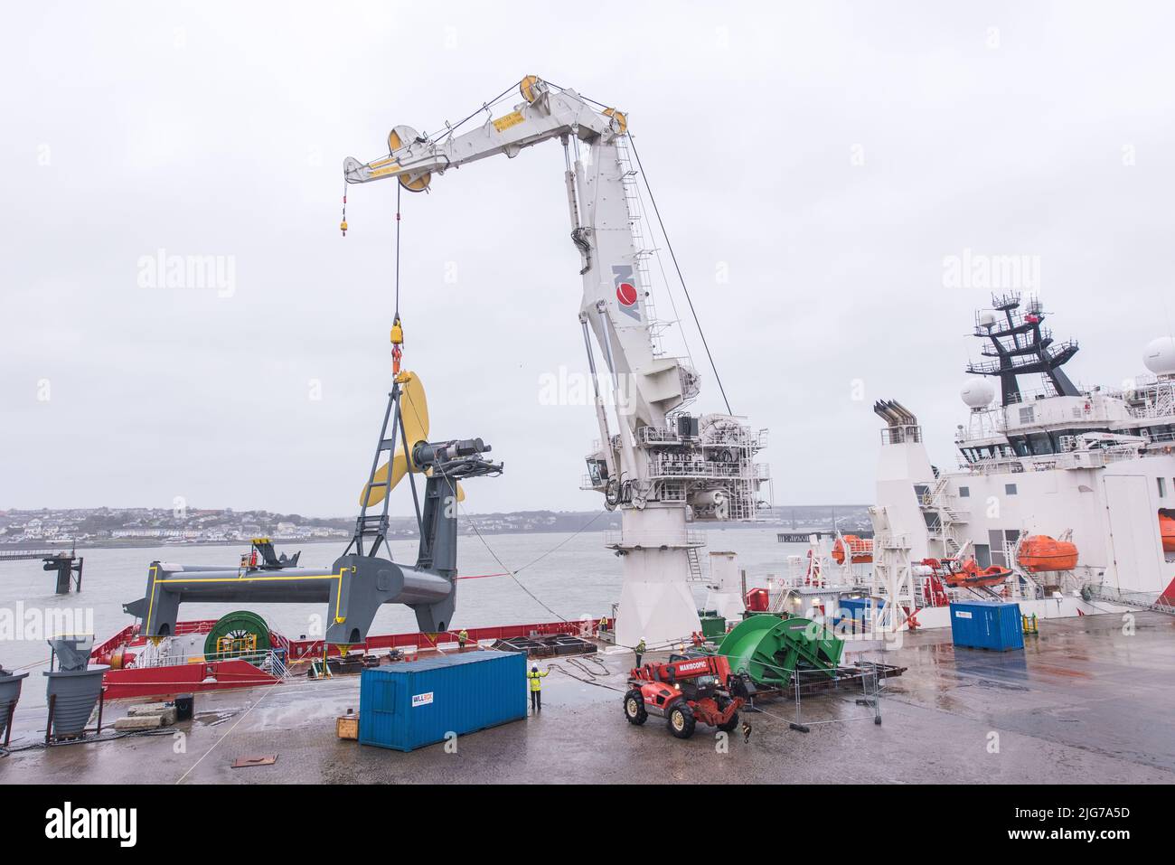 Lifting Deltastream tidal energy turbine onto dynamic positioning vessel for deployment in Ramsey Sound 2015 Stock Photo