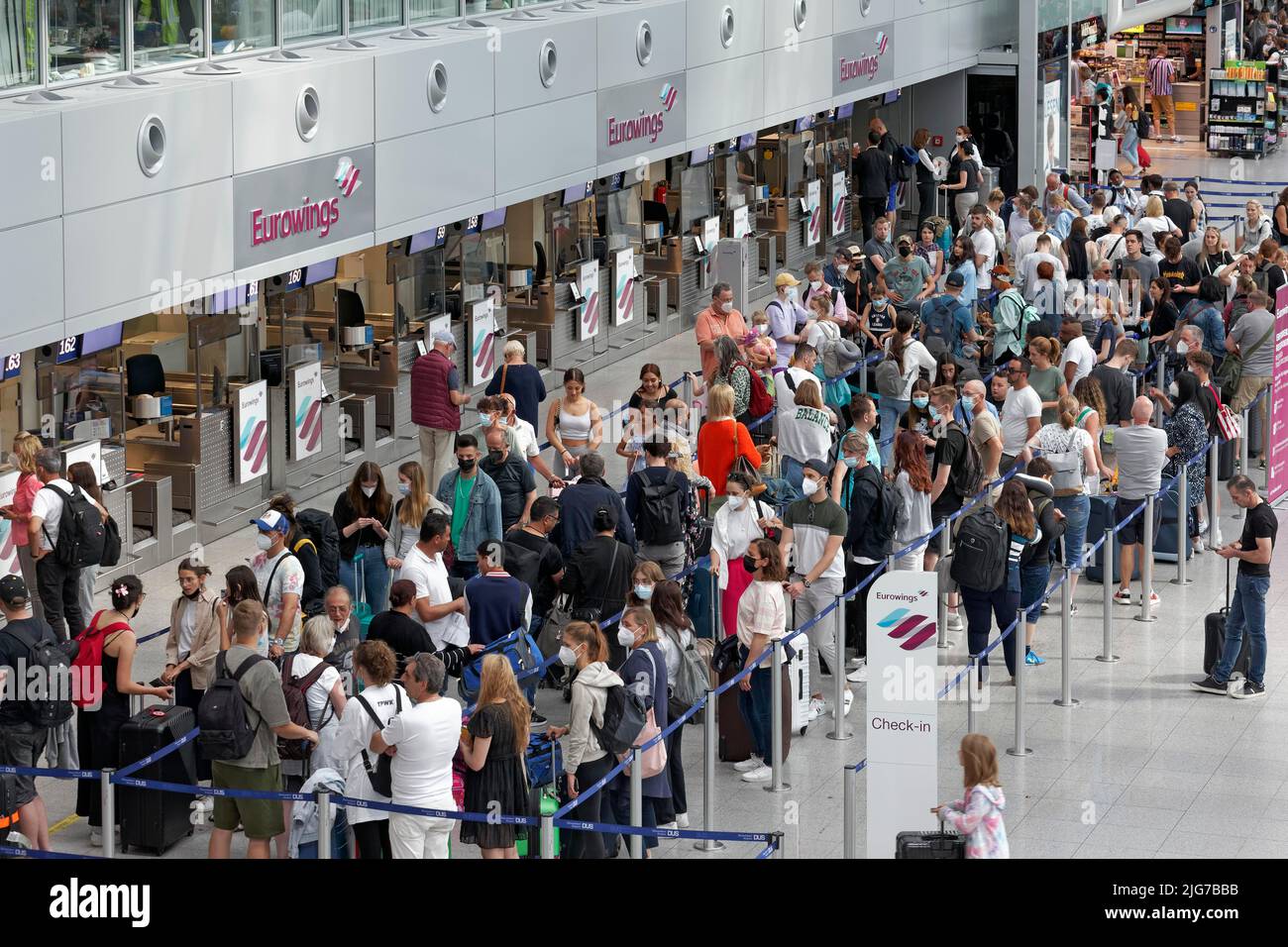 Passengers wait for check-in in front of the Eurowings check-in counter, queue during the summer holidays, Duesseldorf Airport, North Stock Photo
