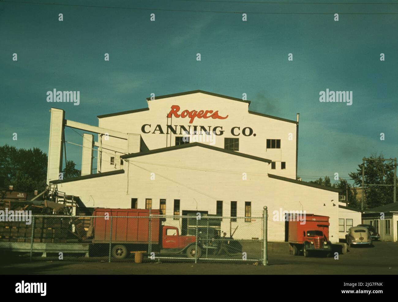 Canning plant where peas are principal project, Milton-Freewater, Oregon. [Sign: 'Rogers Canning Co.]. Stock Photo