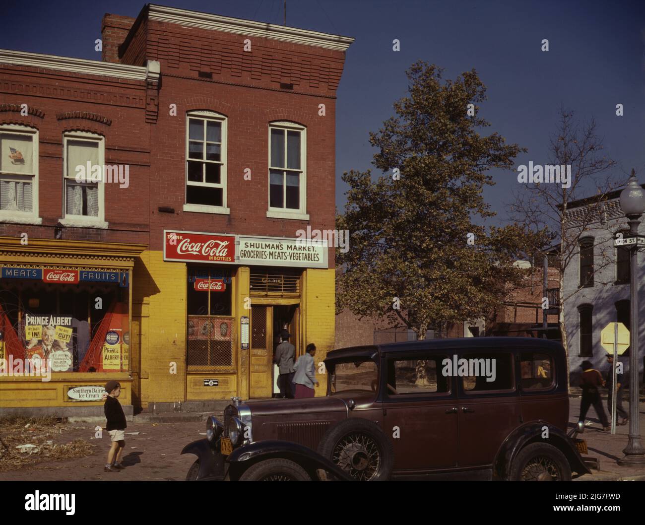 Car in front of Shulman's Market on N at Union St. S.W., Washington, D.C. Stock Photo