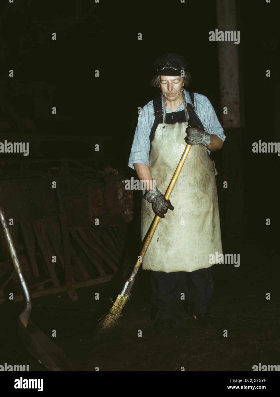 Employee worker workers working apron hi-res stock photography and ...