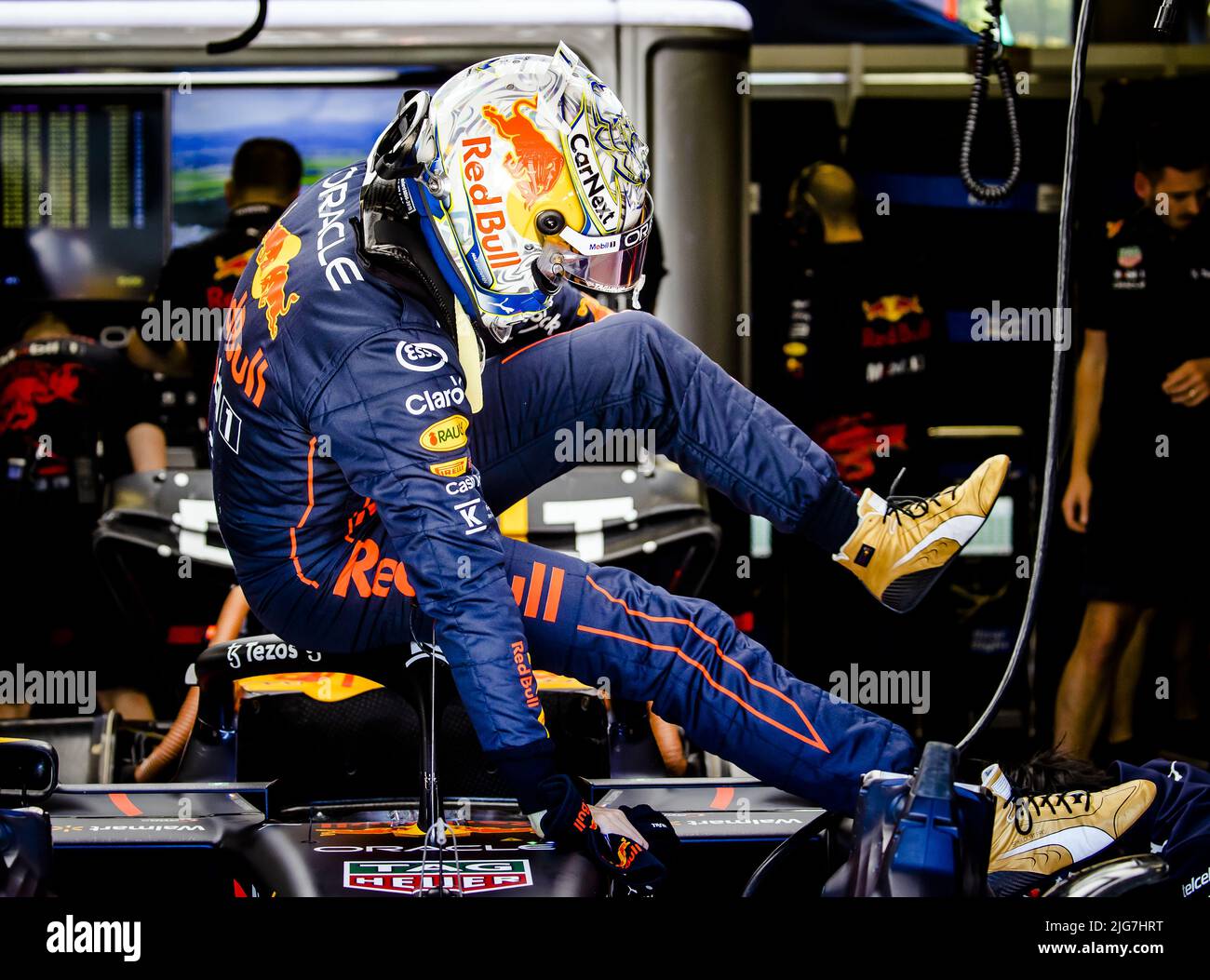 SPIELBERG - Max Verstappen (1) with the Oracle Red Bull Racing RB18 Honda in the pit box during practice 1 ahead of the F1 Grand Prix of Austria at the Red Bull Ring on July 8, 2022 in Spielberg, Austria. ANP SEM VAN DER WAL Credit: ANP/Alamy Live News Stock Photo