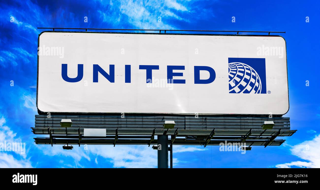 POZNAN, POL - JUN 23, 2022: Advertisement billboard displaying logo of United Airlines, a major U.S. airline headquartered at Willis Tower in Chicago, Stock Photo