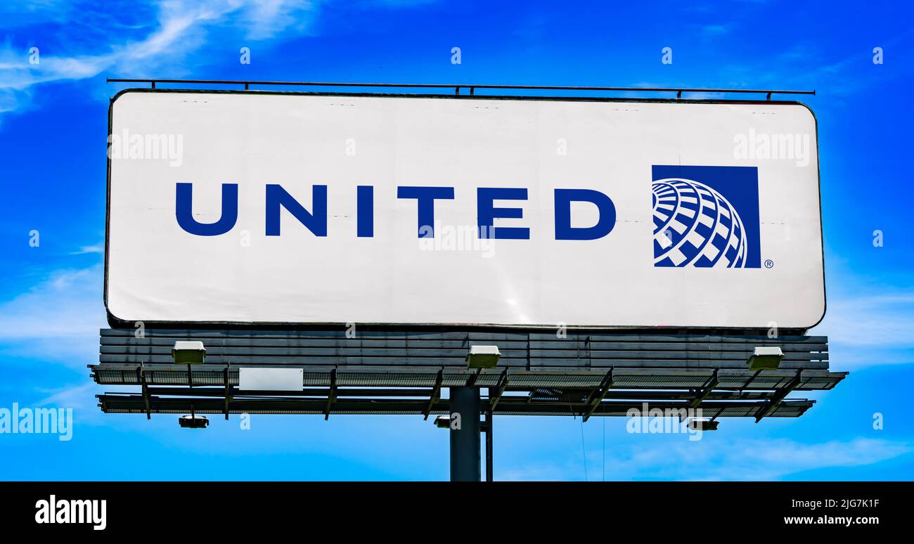 POZNAN, POL - JUN 23, 2022: Advertisement billboard displaying logo of United Airlines, a major U.S. airline headquartered at Willis Tower in Chicago, Stock Photo