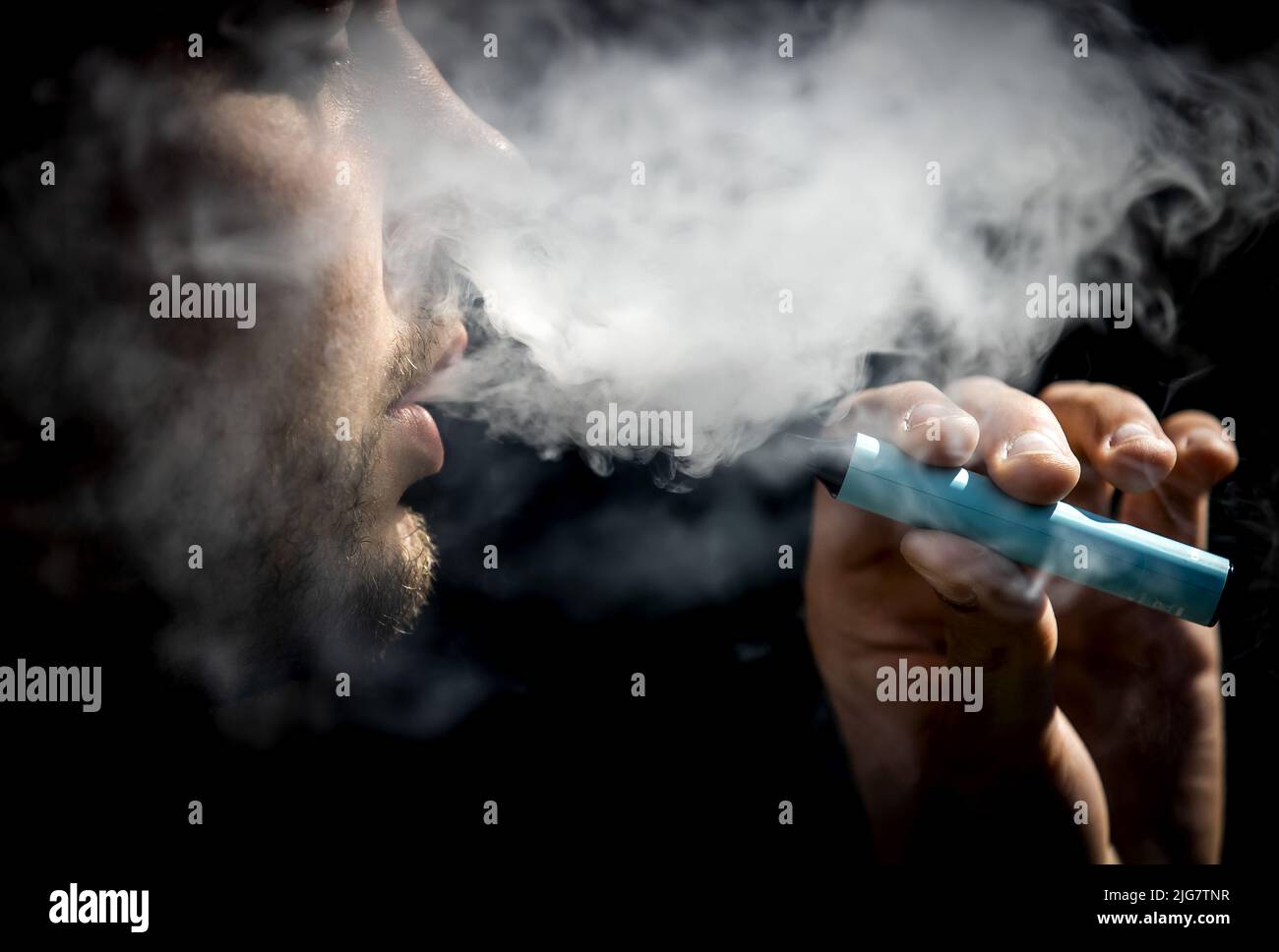 2022-07-08 11:16:54 ILLUSTRATION - A young man smokes a vaper, aka an e-cigarette. ANP KOEN VAN WEEL netherlands out - belgium out Stock Photo