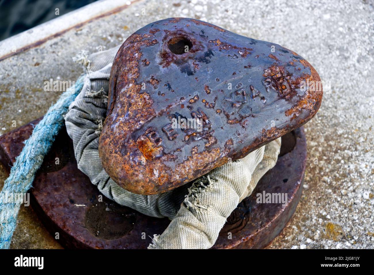 Poller mit einem Festmacher belegt. Schiff in einem Hafen am Poller festgemacht Stock Photo