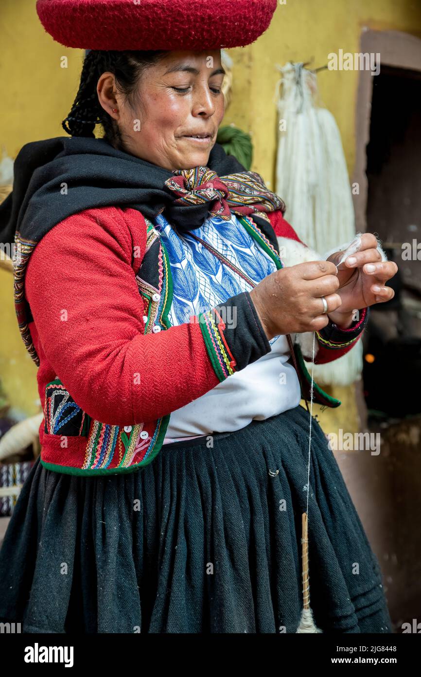 Quechua woman Chaska (Star) performing weaving demonstration, El Balcon del Inka weaver's shop, Chinchero, Cusco, Peru Stock Photo