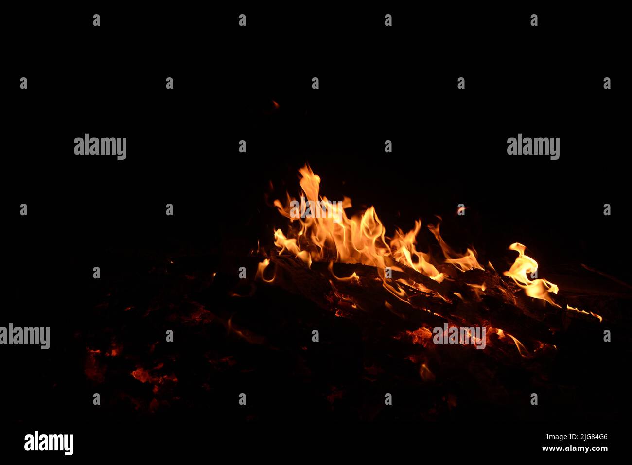 A campfire with flames in the darkness Stock Photo - Alamy