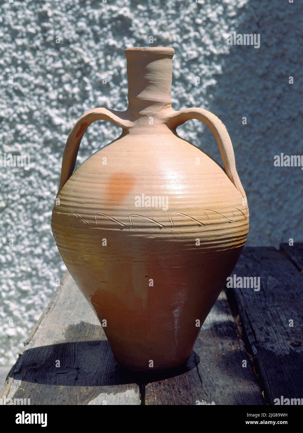 CANTARO CON DOS ASAS Y DECORACION LINEAL DE DEDO EN INCISA DE TEJA. Location: ALFARERIA. CULLAR DE BAZA. GRANADA. SPAIN. Stock Photo