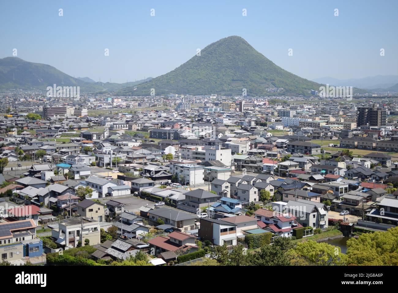 An aerial view of modern houses near the mountains Stock Photo - Alamy