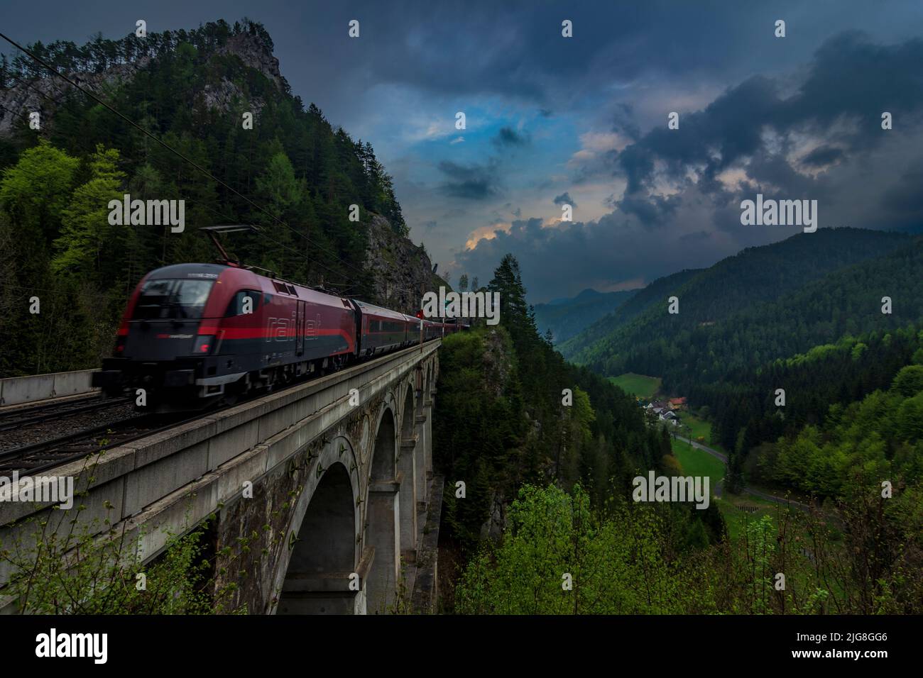 Breitenstein, Semmeringbahn (Semmering Railway), viaduct Krausel-Klause-Viadukt, rock face Spießwand, Railjet train in the Vienna Alps, Lower Austria, Austria Stock Photo