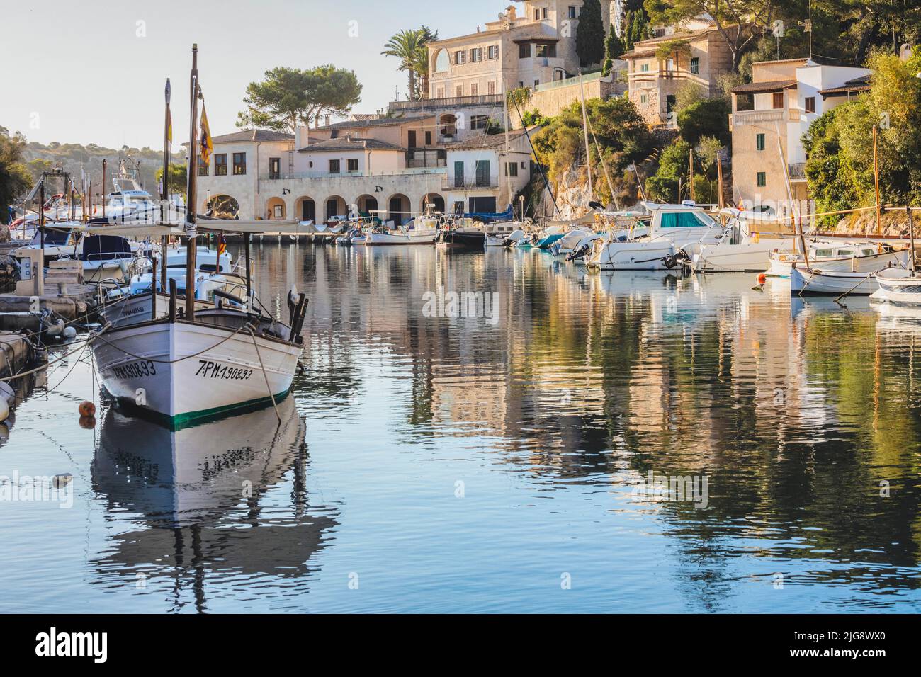 Spain, Balearic islands, Mallorca, district of Santanyí, Cala Figuera. Traditional waterfront houses in the fishermen harbour Stock Photo