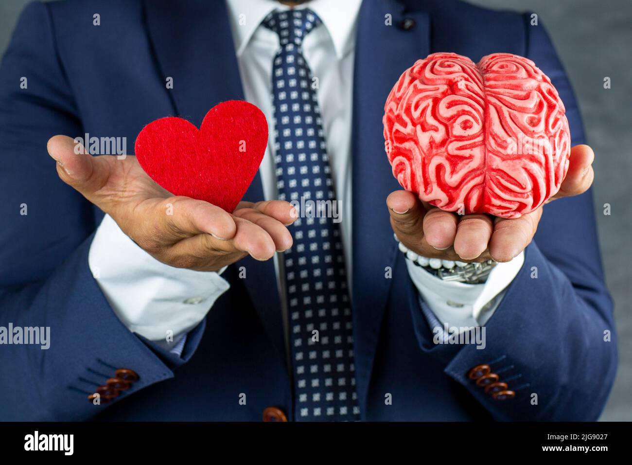 Heart and Brain scales for holding, Choose and Divorce Concept Stock Photo
