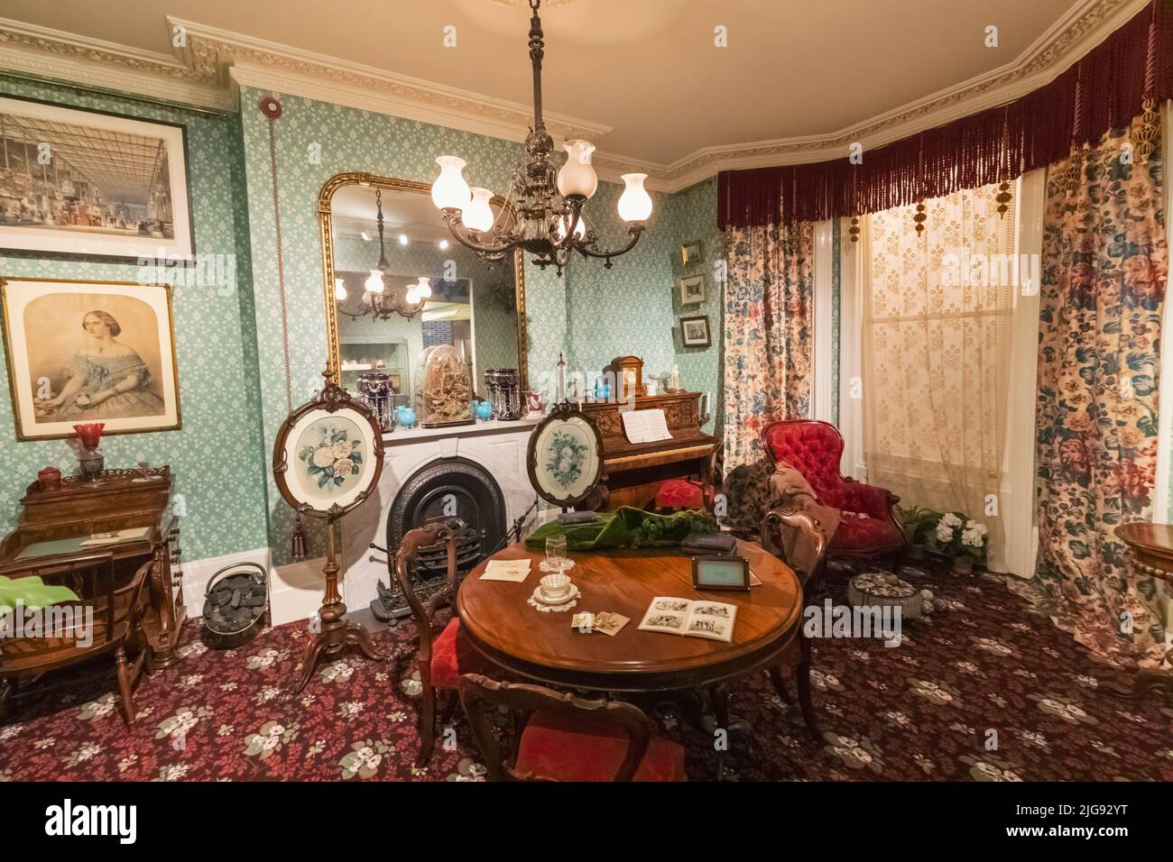 England, London, Shoredith, Museum of the Home, Display of a Parlour in 1870 Stock Photo