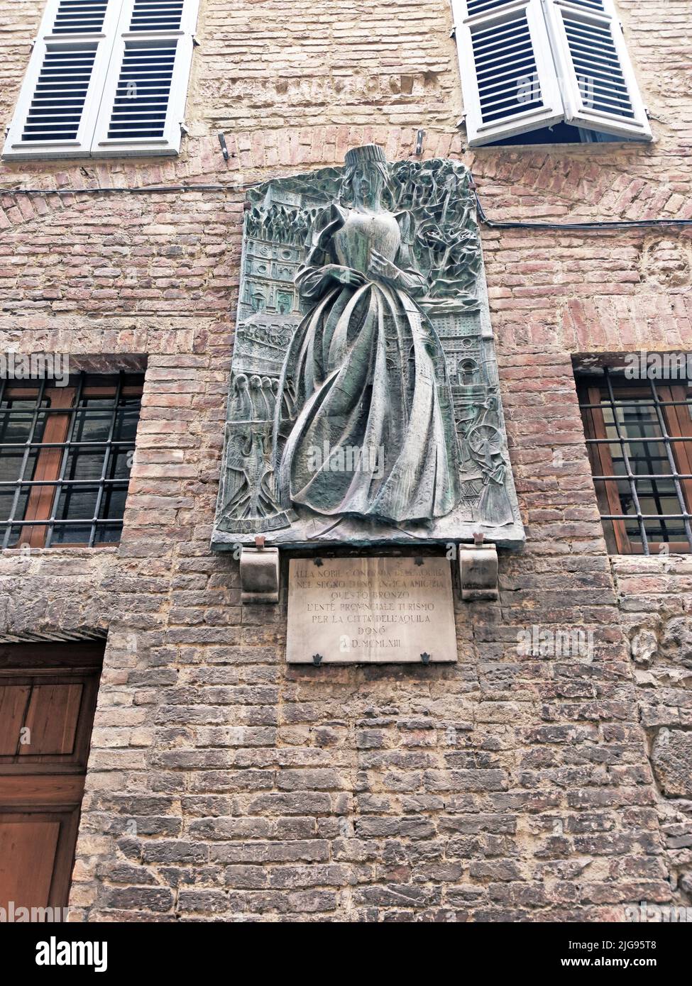 literal translation: 'to the noble district of the eagle in the sign of an antica friendship this bronze of the provincial tourist board for the city of Aquila gift MCMLXIII', Siena Stock Photo