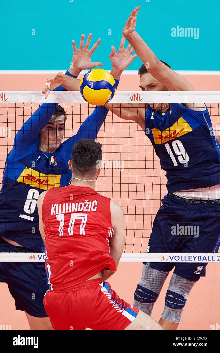 Gdansk, Poland. 08th July, 2022. Simone Giannelli (L) and Roberto Russo (R) from Italy in action against Milan Kujundzic (C) from Serbia during the 2022 men's FIVB Volleyball Nations League match between Italy and Serbia in Gdansk, Poland, 08 July 2022. Credit: PAP/Alamy Live News Stock Photo