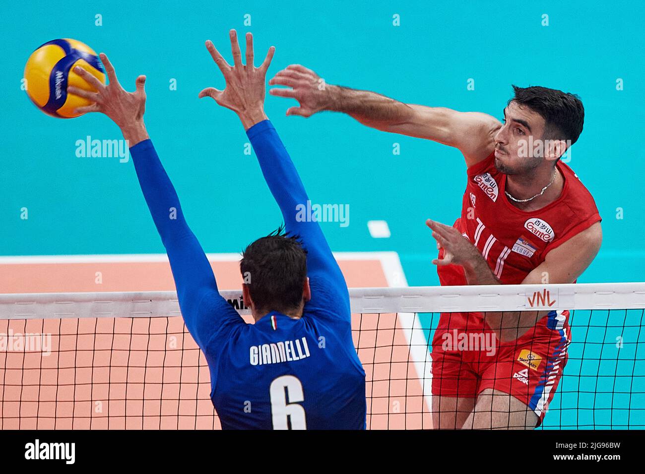 Gdansk, Poland. 08th July, 2022. Simone Giannelli (L) from Italy in action against Milan Kujundzic (R) from Serbia during the 2022 men's FIVB Volleyball Nations League match between Italy and Serbia in Gdansk, Poland, 08 July 2022. Credit: PAP/Alamy Live News Stock Photo