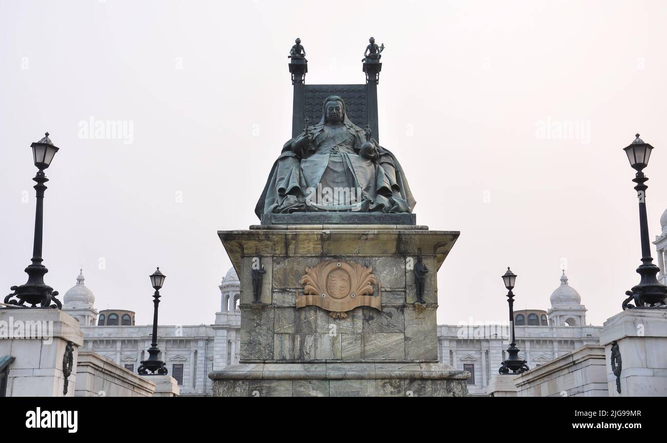 Statue of Queen Victoria Enthroned, Kolkata, India Stock Photo Alamy