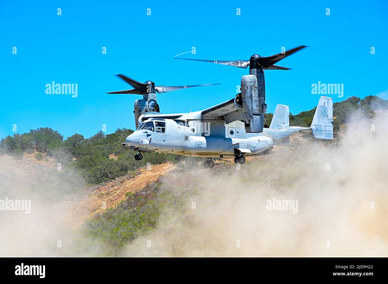 A U.S. Marine Corps MV-22 Osprey lands on a recently repaired runway during  Operation Turning Point on Vandenberg Space Force Base, Calif., June 16,  2022. The Osprey quickly touched down, loaded personnel, and took off in  order to test the runway for viability following repairs to it. (U.S. Space  Force Photo by Airman 1st Class Rocio Romo) Stock Photo
