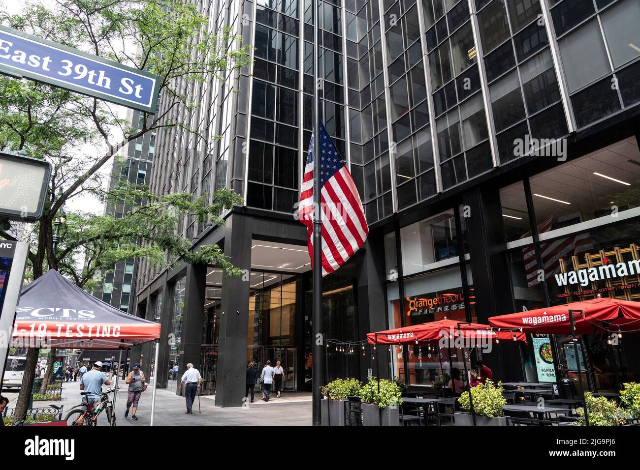 New York, USA. 08th July, 2022. American flags were lowered in front of the building at 695 3rd Avenue in New York on July 8, 2022; where Japanese Mission to the UN located after assassination of former Prime Minister of Japan Shinzo Abe. Mr. Abe was assasinated in city of Nara during his speech at campaign rally. (Photo by Lev Radin/Sipa USA) Credit: Sipa USA/Alamy Live News Stock Photo