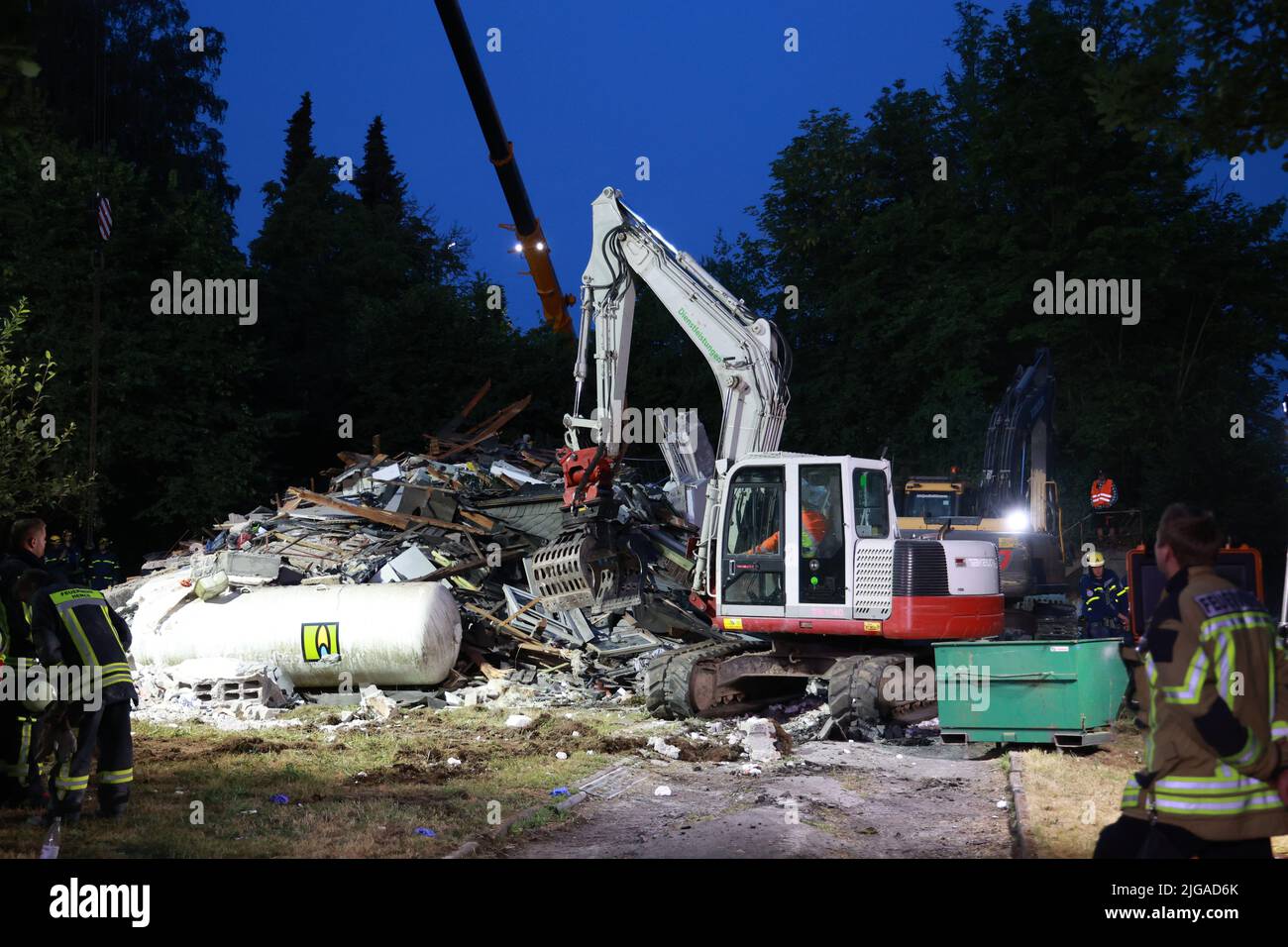 Hemer, Germany. 09th July, 2022. Rescue services are deployed with heavy equipment after an explosion in Hemer, Sauerland, caused the complete collapse of a multi-apartment building. By early Saturday morning, four people had been rescued from the rubble with injuries. Credit: Bjoern Braun/dpa/Alamy Live News Stock Photo